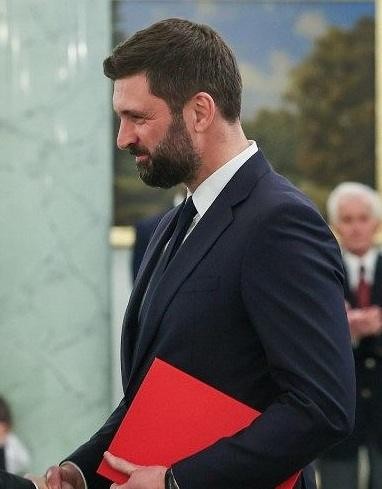Rodzinne zdjęcie Nikodema Rachonia z żoną Katarzyną i trójką dzieci w domowym otoczeniu.