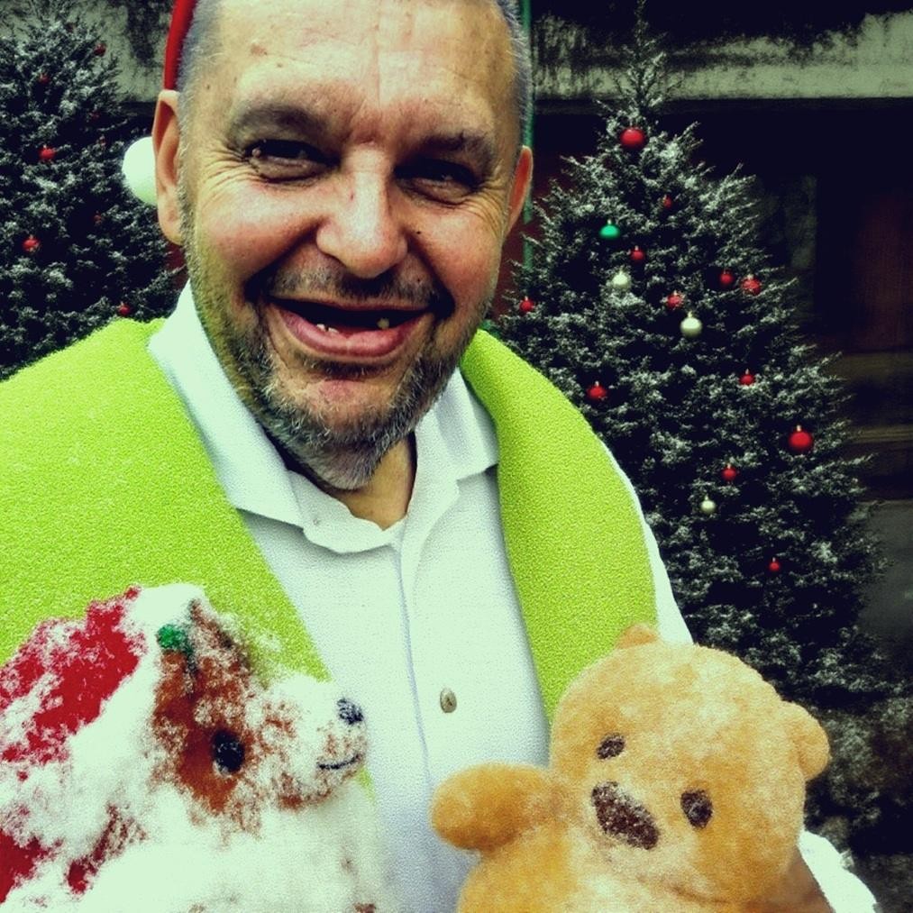 Krzysztof Kononowicz w otoczeniu symbolizującym Uniwersum Szkolna 17, oddający złożoność jego medialnego życia.