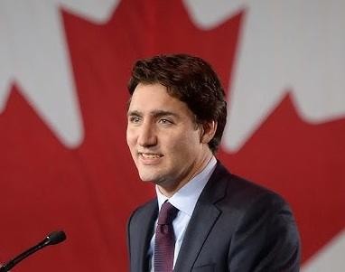 Justin Trudeau grający w hokeja w koszulce Montreal Canadiens.