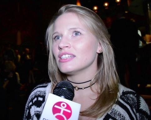 Natalia Rybicka w dynamicznej pozie tanecznej, prezentująca swoje umiejętności w tańcu nowoczesnym.