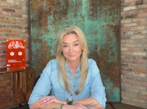 Martyna Wojciechowska podczas jednej ze swoich wypraw, symbolizująca jej odwagę i pasję do odkrywania świata.