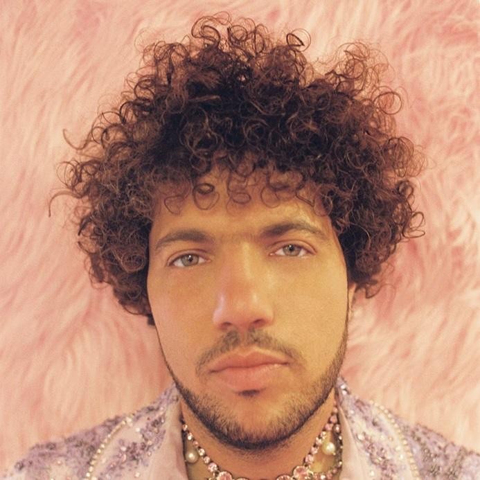 Zrzut ekranu profilu Benny'ego Blanco na Instagramie (@itsbennyblanco) z widoczną liczbą obserwujących i przykładami postów dotyczących jego muzyki i życia prywatnego.