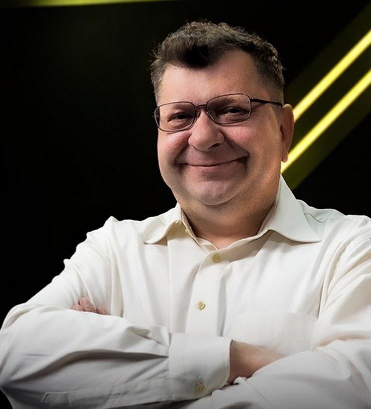 Zbigniew Stonoga podczas wystąpienia publicznego, z dynamiczną gestykulacją, symbolizującą jego aktywność i bezkompromisowy styl.