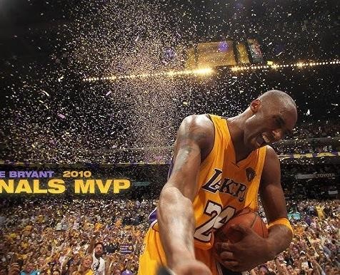 Kobe Bryant z zadumanym wyrazem twarzy, odzwierciedlający złożoność jego życia prywatnego i publicznego.