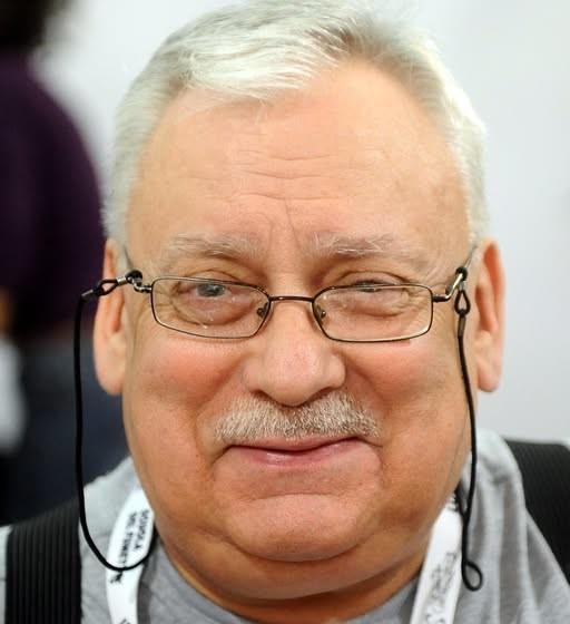 Stos książek Andrzeja Sapkowskiego z serii 
