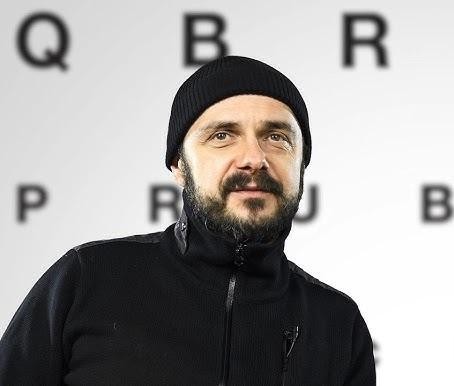 Arkadiusz Jakubik spacerujący ulicami Krosna, łączący życie artystyczne ze spokojem prowincjonalnego miasta.