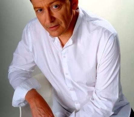 Jacek Borkowski w swoim domu w Radzyminie, zamyślony, patrzący przez okno.