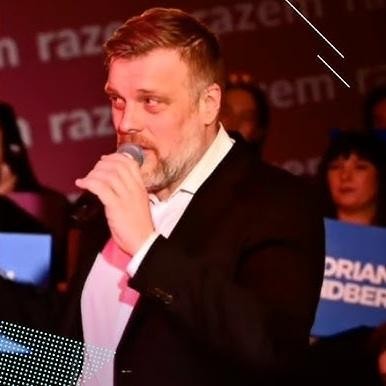 Adrian Zandberg przeglądający swój profil na Instagramie, symbolizujący jego aktywność w mediach społecznościowych.