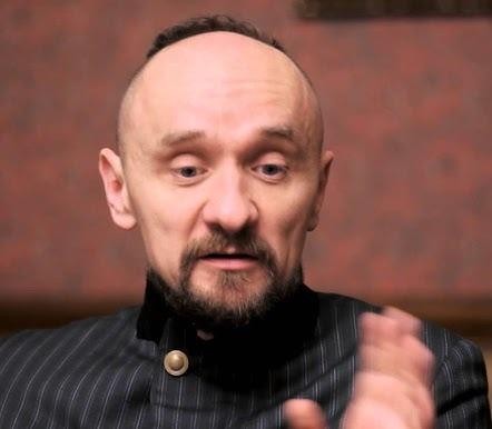 Jan Klata w trakcie pracy twórczej, gestykulujący w przestrzeni teatralnej.