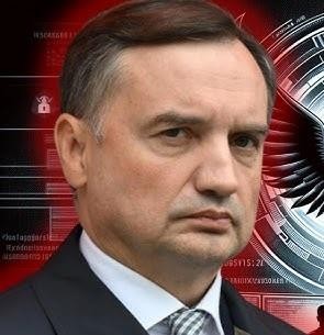 Alt: Zbigniew Ziobro w trakcie wystąpienia publicznego, z dynamiczną gestykulacją, symbolizującą jego zaangażowanie polityczne.