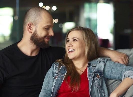 Maciej Pela z dwiema córkami, Emilią i Gabrysią, podczas wspólnej zabawy, ukazujący ciepło i radość rodzinnych chwil.