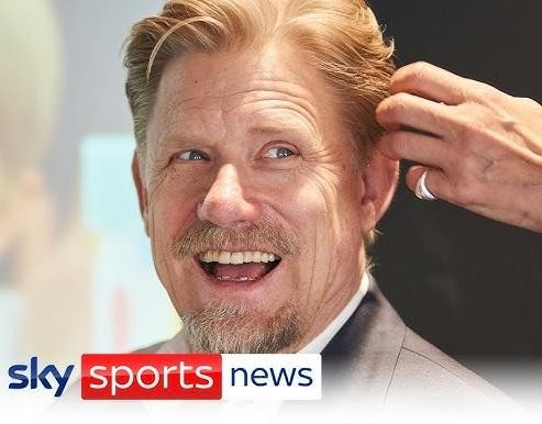 Kasper Schmeichel w koszulce Leicester City, celebrujący zdobycie trofeum Premier League.