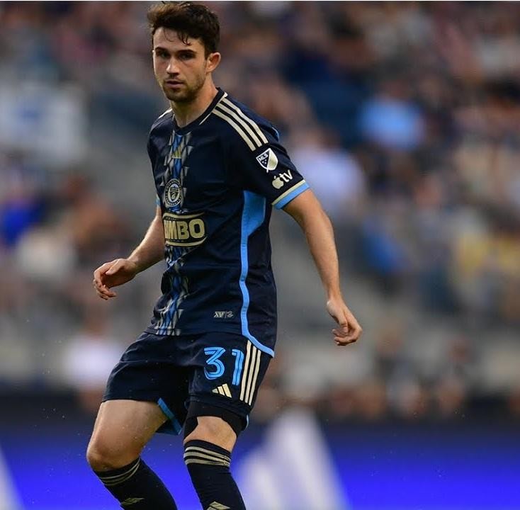 Leon Flach w koszulce Philadelphia Union, kontrolujący piłkę na boisku MLS.