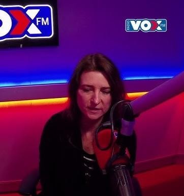 Renata Dąbkowska podczas występu na scenie, ukazująca jej ekspresję i charyzmę w trakcie śpiewania.