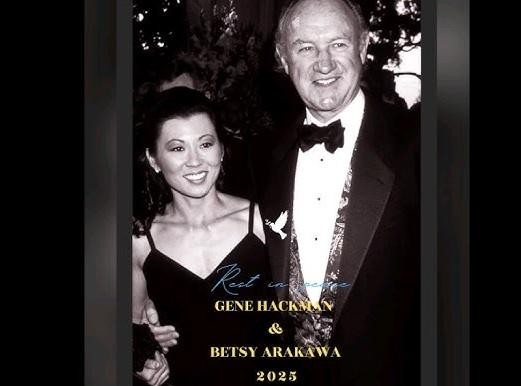 Betsy Arakawa i Gene Hackman razem w swoim domu w Santa Fe, ujęci w intymnym momencie, symbolizującym ich głęboką i trwałą relację.