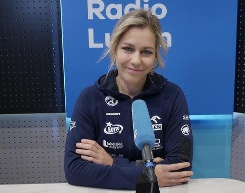 Nowoczesna, 15-metrowa ścianka do wspinaczki na czas w hali sportowej, wykorzystywana do treningów.