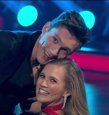 Agnieszka Kaczorowska w czułej chwili z dwiema córkami, ukazująca jej rolę matki i życie rodzinne.