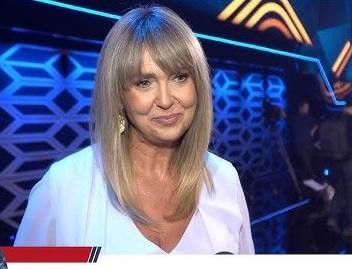 Ewa Wachowicz w ciepłym, domowym otoczeniu, uśmiechnięta, symbolizująca jej życie prywatne i rodzinne.