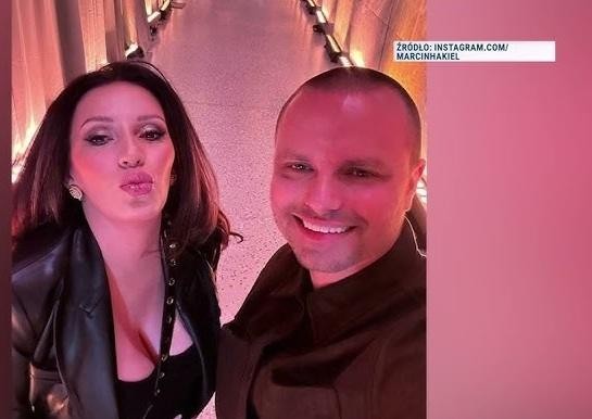 Marcin Hakiel w ciepłej interakcji z dziećmi, Adamem i Heleną, w domowym otoczeniu, ukazujący bliskie więzi rodzinne.