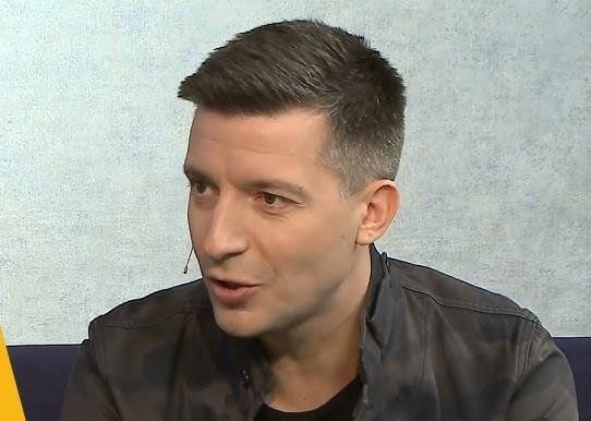 Ekran smartfona z profilem Michała Cessanisa na Instagramie, prezentujący kolaż zdjęć z jego podróży do różnych zakątków świata.
