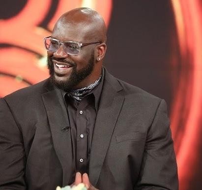 Shaquille O'Neal i Kobe Bryant celebrujący zdobycie mistrzostwa NBA z Los Angeles Lakers, trzymając trofeum Larry'ego O'Briena.