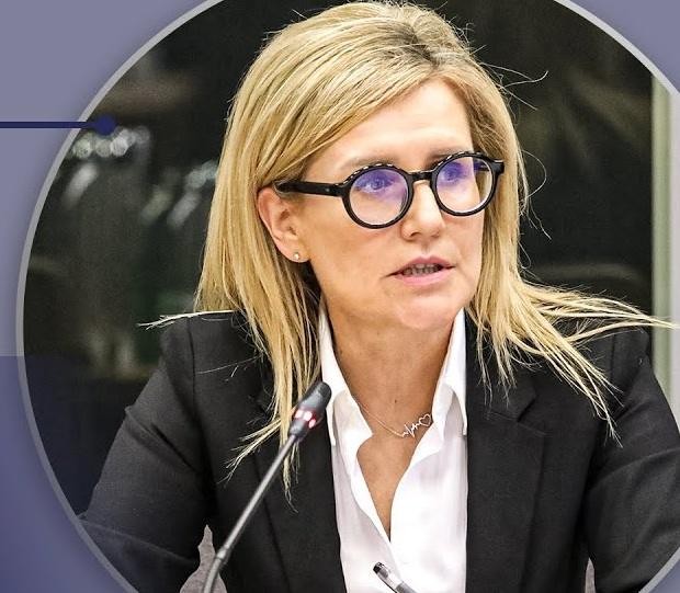 Ewa Wrzosek podczas wystąpienia publicznego, symbolizująca walkę o niezależność wymiaru sprawiedliwości w Polsce.
