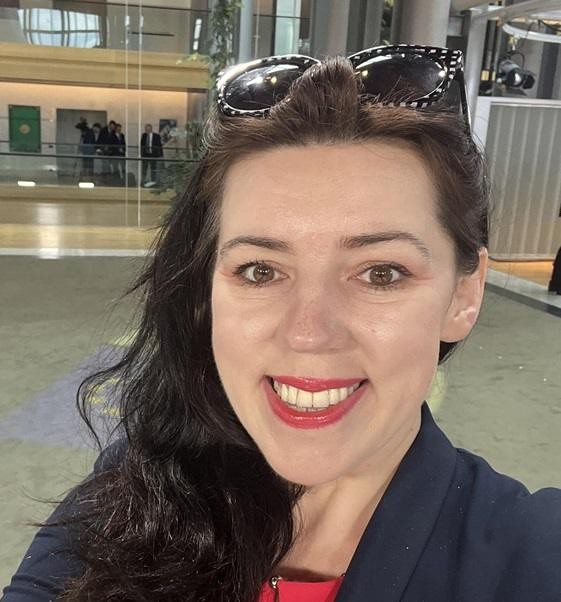 Dominika Ćosić w trakcie pracy dziennikarskiej, symbolizująca jej zaangażowanie w politykę międzynarodową.