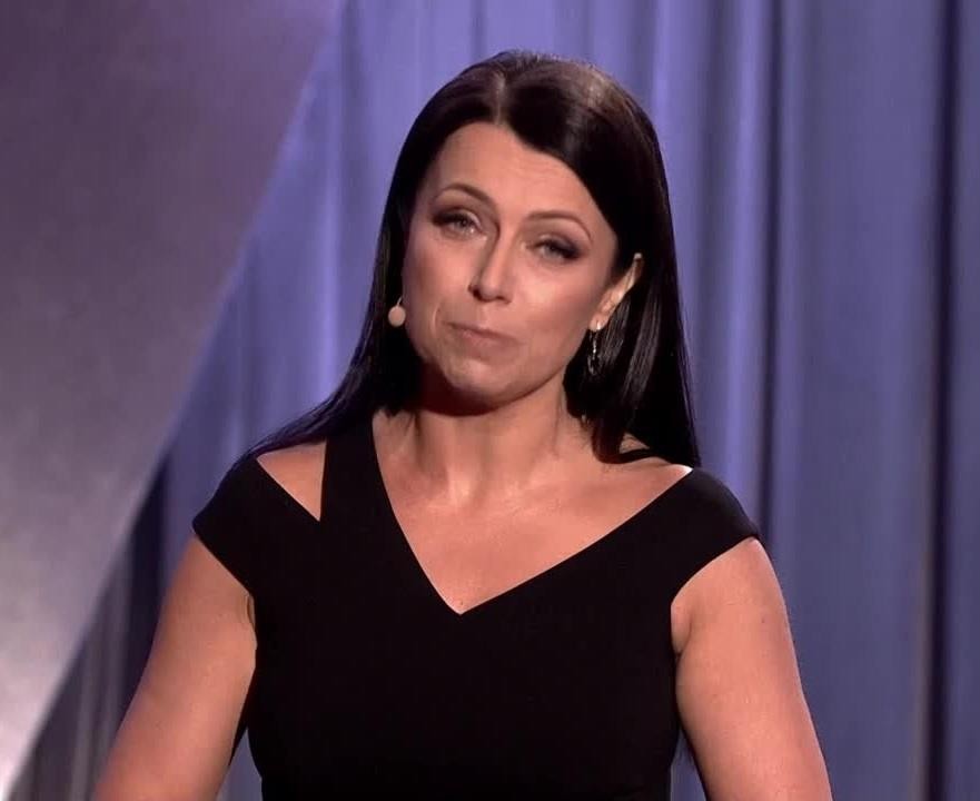 Adrianna Borek w naturalnym ujęciu, uśmiechnięta, w codziennym otoczeniu, nie na scenie.