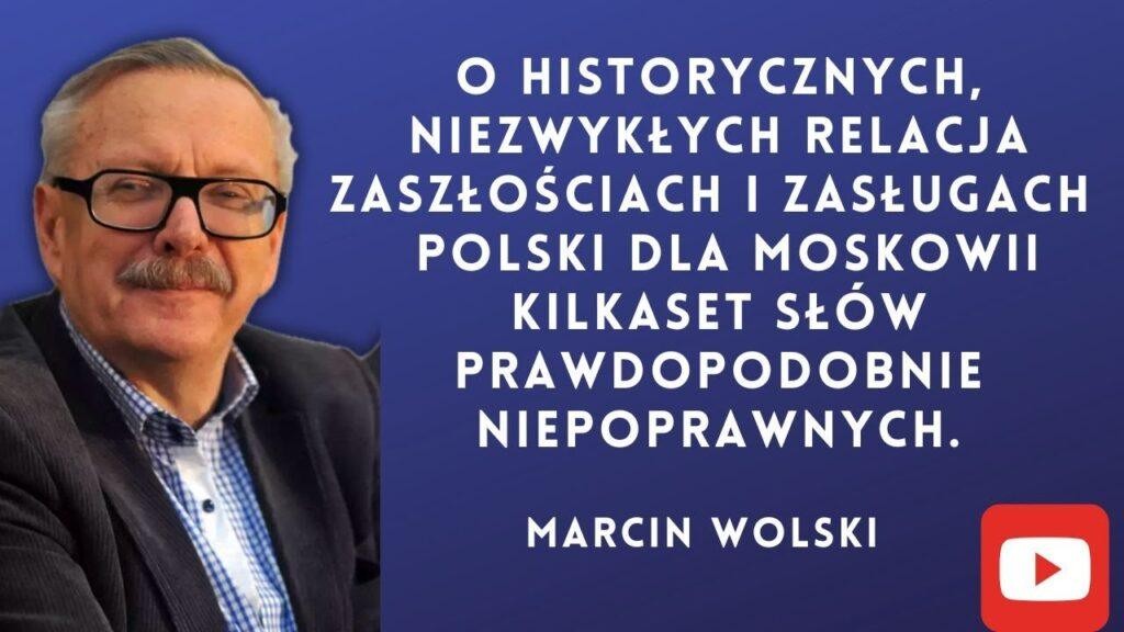 Zdjęcie przedstawiające kampus Uniwersytetu Warszawskiego z lat 70. XX wieku, z widocznymi studentami i budynkami uczelni.