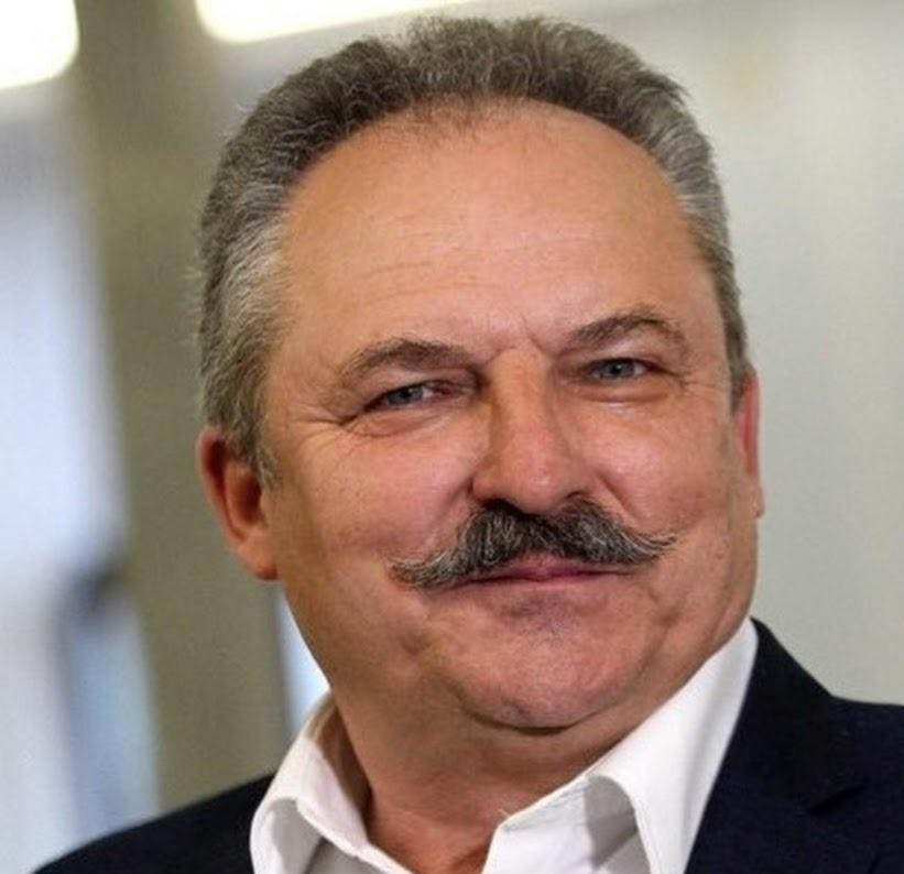 Grupa ludzi uczestnicząca w debacie publicznej lub wiecu politycznym.