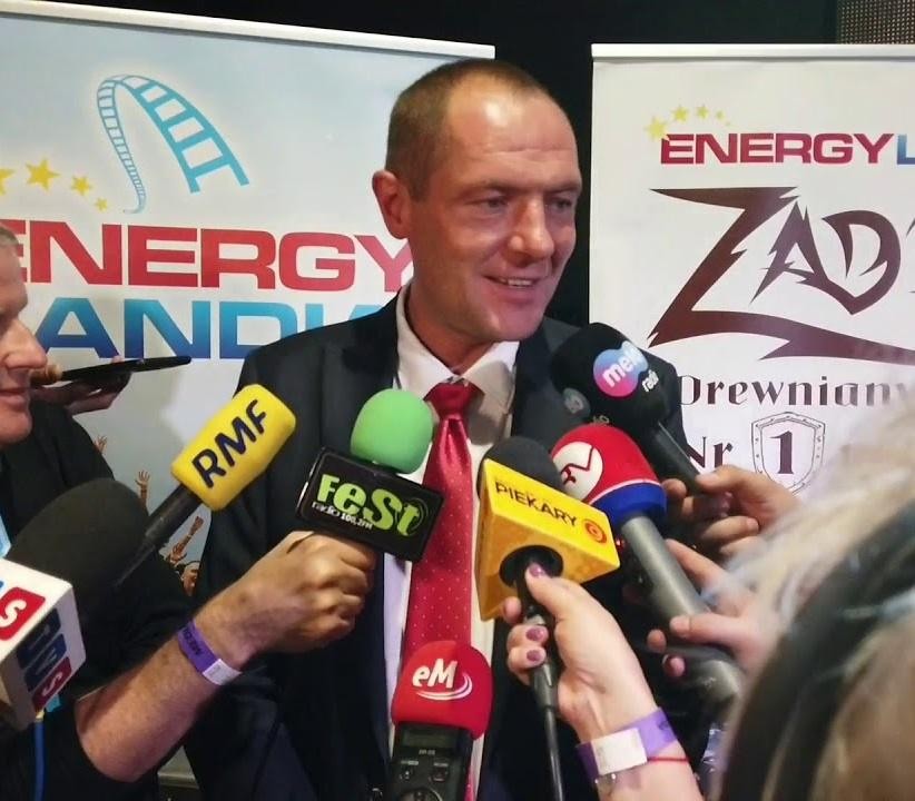 Wizytówka parku rozrywki Energylandia z widocznymi atrakcjami i ruchem, podkreślająca jego skalę i dynamikę.