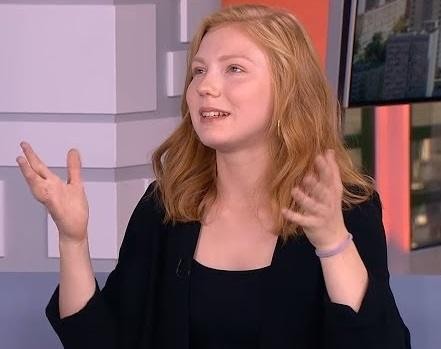 Aktorka Edyta Torhan w dynamicznej pozie na scenie, oddająca intensywność aktorskiej ekspresji.