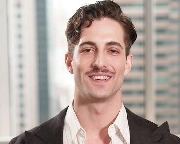 Damiano David w intymnym, szczerym momencie, z zamyślonym wyrazem twarzy, być może za kulisami lub podczas przerwy, ukazujący jego łagodniejszą stronę.