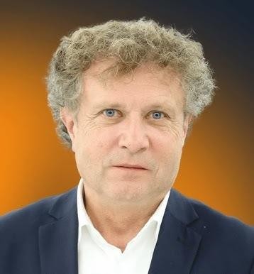 Jacek Karnowski podczas żeglowania, ukazujący jego pasję do sportów wodnych i aktywnego stylu życia.