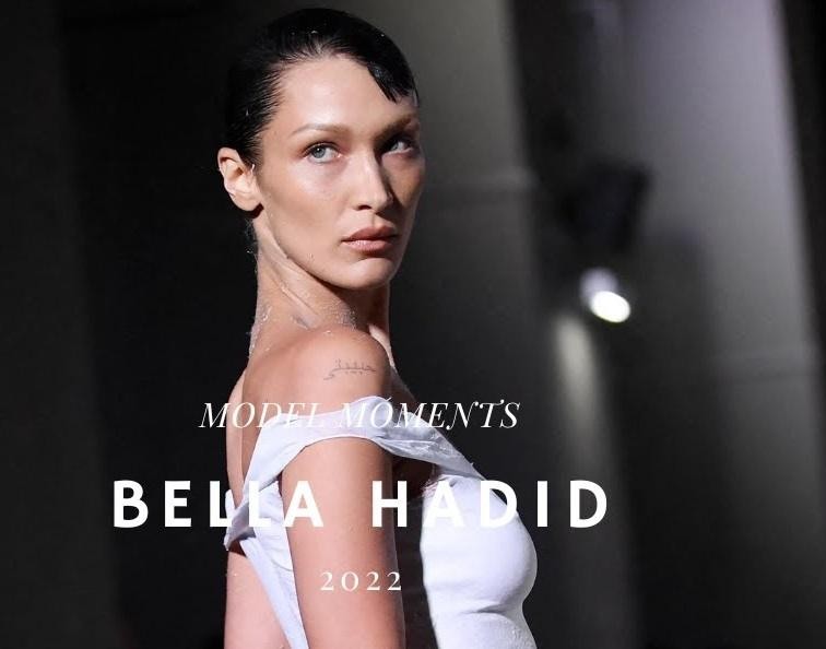 Bella Hadid na wybiegu podczas pokazu mody, prezentująca kreację projektanta.