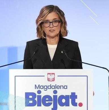 Magdalena Biejat podczas przemówienia w parlamencie, gestykulująca z pasją, symbolizująca jej zaangażowanie w debatę publiczną.