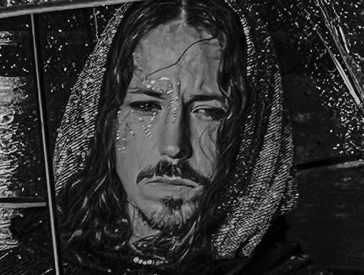 Michał Szpak, ujęcie w półpostaci, z długimi włosami i makijażem, wyrażający emocje podczas występu.