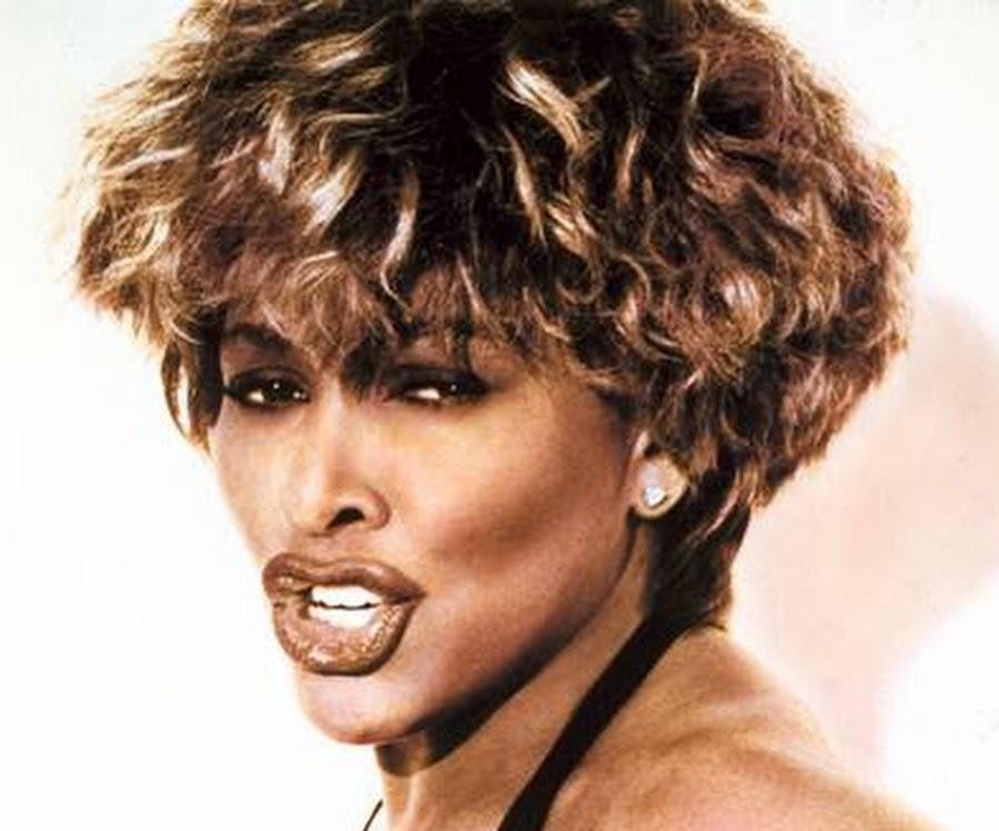 Tina Turner w swoim domu w Szwajcarii, zrelaksowana i spokojna, z widokiem na Jezioro Zuryskie, symbolizująca jej odnaleziony spokój i prywatność.