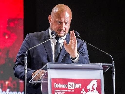 Jacek Siewiera w trakcie misji medycznej lub pełnienia obowiązków służbowych, symbolizujący jego zaangażowanie w medycynę i bezpieczeństwo.